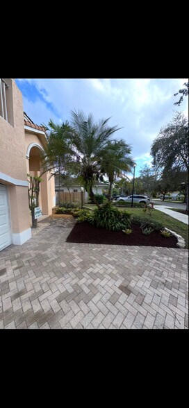 Building Photo - 14141 SW 129th Ave