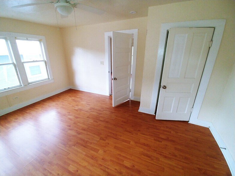 Bedroom & closet - 1000 samuels ave