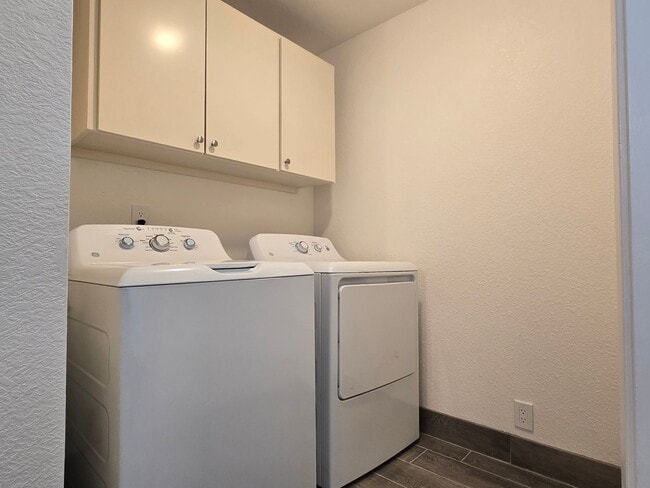 Building Photo - Large Downstairs Condo in Nice Community, ...