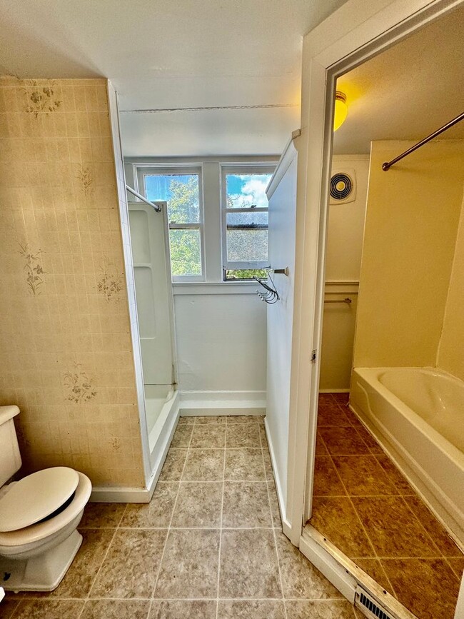 Building Photo - 4 Bedroom House Across from EMU! Available Fall 2026