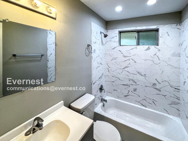 Building Photo - 1116 Lay Dr