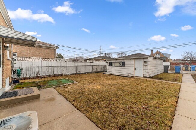 Building Photo - 5251 S Hamlin Ave