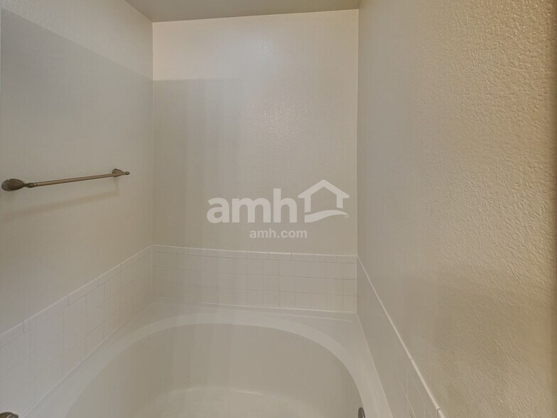 Building Photo - 9752 E 112th Dr