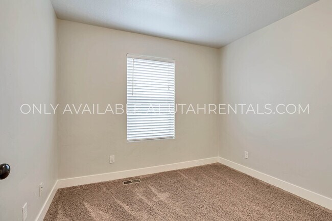 Building Photo - 939 W 175 S