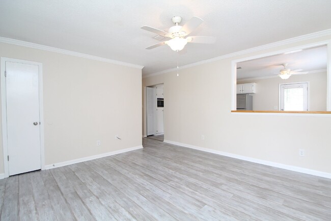 Building Photo - 3BR/2BA with Upgrades in Desirable Locatio...