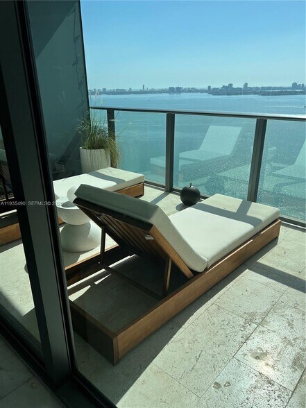 Building Photo - 650 NE 32nd St