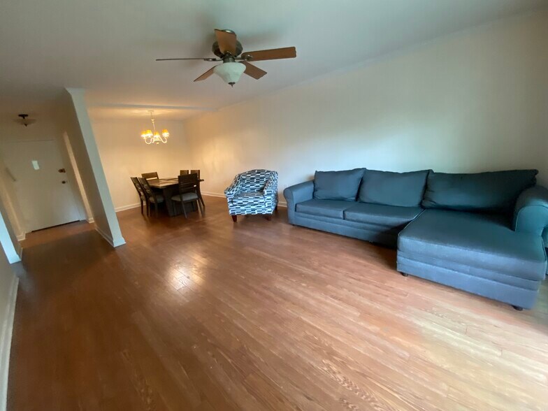 Building Photo - 7420 Lakeview Dr