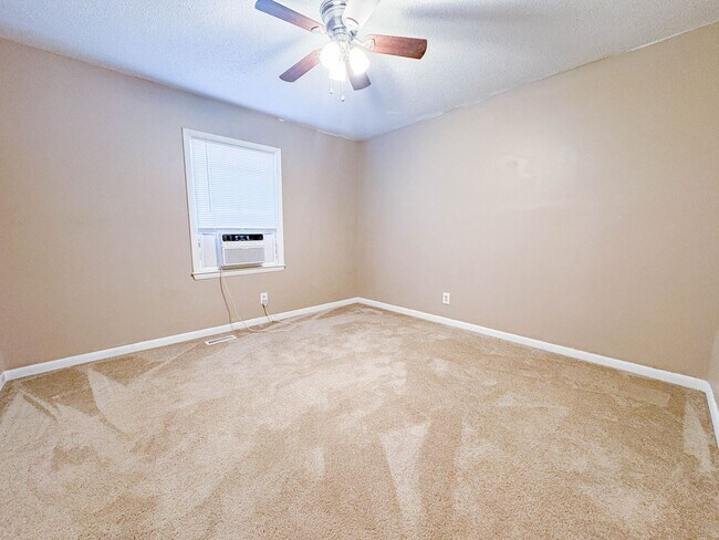 Building Photo - Coming Soon! 3 Bedroom 2 Bathroom- Pets Allowed!