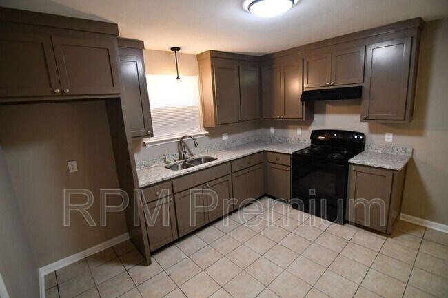 Building Photo - 11965 Troy St