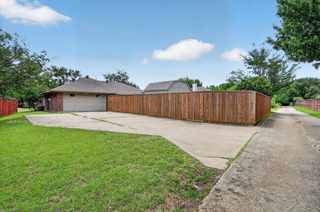 Building Photo - Spacious Denton Home with Dual Primary Suites & Oversized Lot!