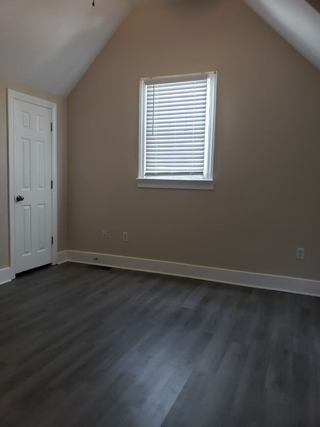 Building Photo - 4 Bedroom - 2 Bath - Great Location