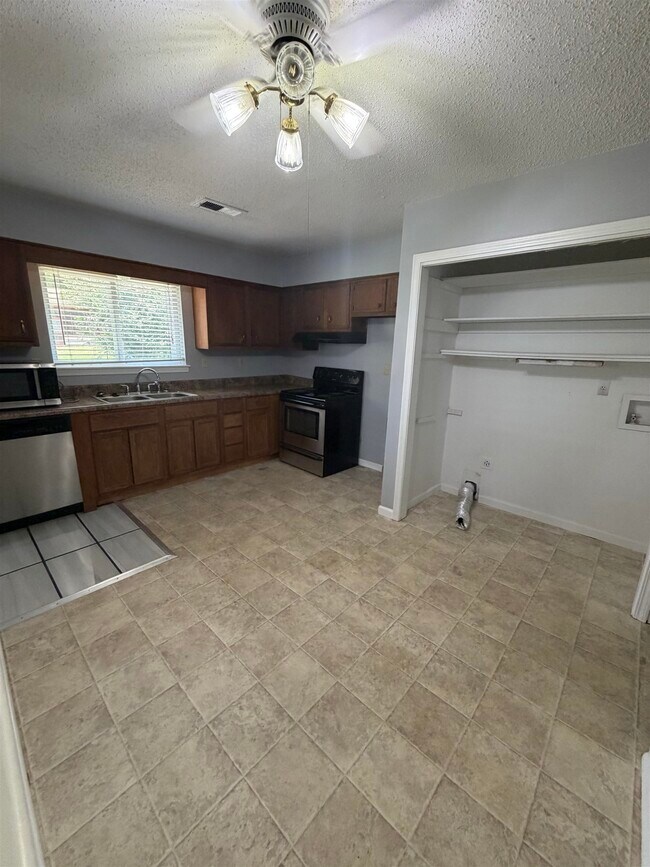 Building Photo - 7016 Pam Dr