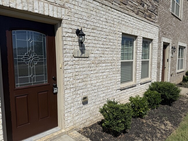Building Photo - 121 Turn Row Dr
