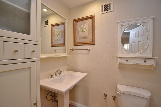 Building Photo - $3,790 4 BEDROOM VERY NICE REMODELED CENTR...