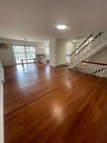 Building Photo - 180 Glenbrook Rd