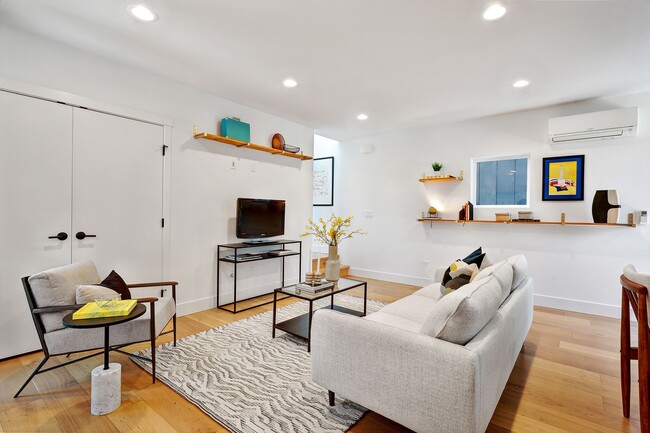 Building Photo - 2bd/1.5ba Seattle Condo