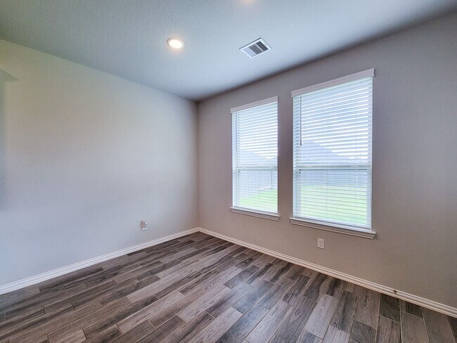 Building Photo - Quiet Cul De Sac! Tray Ceiling in Family & Primary suite. Wood Like Tile, Modern Gray Walls, Grea...