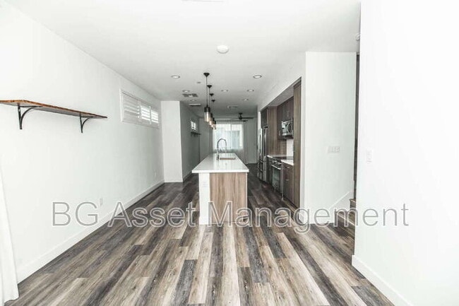 Primary Photo - 180 Uptown Cir