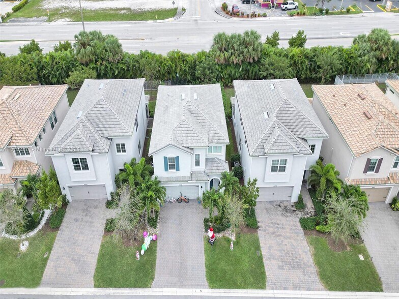 Building Photo - 4414 Ficus St