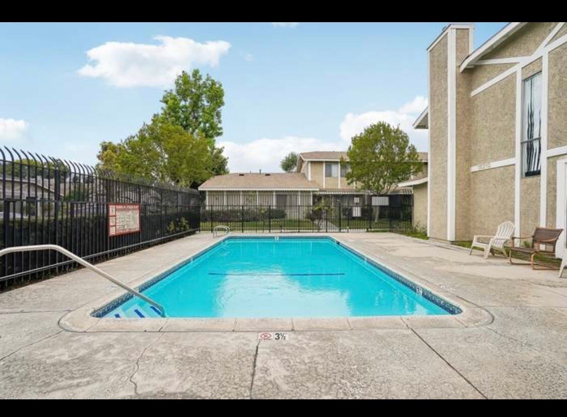 Building Photo - 15210 Shadybend Dr