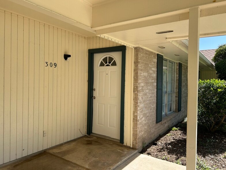 Building Photo - 309 Briarwood Dr