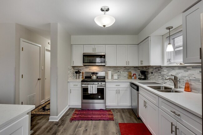 Building Photo - 226 S Hoyne Ave