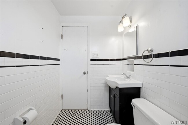 Building Photo - 38 Harvest Ave