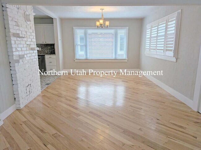 Building Photo - 3 Bed, 2 Bath, HVAC