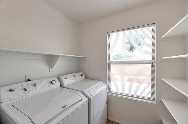 Building Photo - 3 bed 2 bath home in the Arizona Impressio...