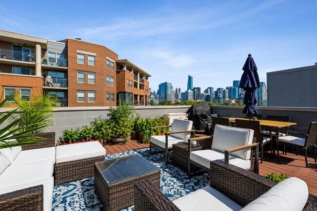 Building Photo - 1008 N Larrabee St