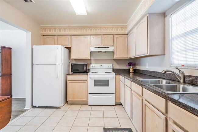 Building Photo - 1706 Belleair Forest Dr