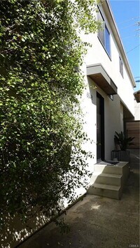 Building Photo - 604 Poinsettia Ave