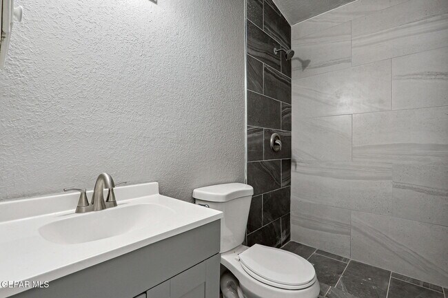 Building Photo - 4212 Roxbury Dr