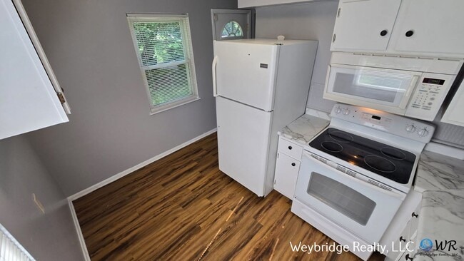 Building Photo - Conveniently Located 2 Bedroom 1 Bath Hous...