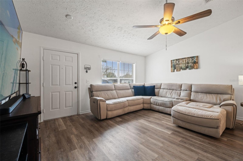 Building Photo - 6621 W Robin Ln