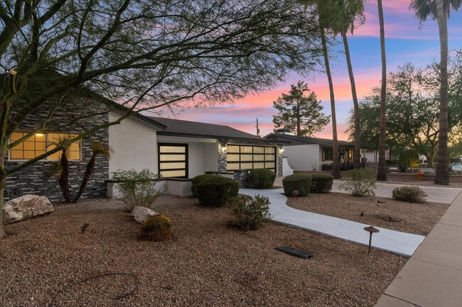 Building Photo - 8525 E Clarendon Ave