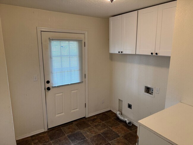 Building Photo - Updated 2 bedroom 1 bathroom house in Springfield!