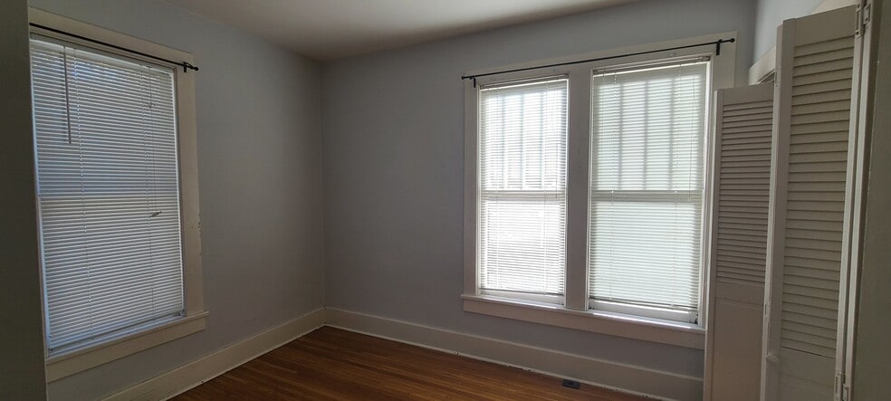 Building Photo - 1921 18th Ave S