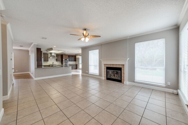 Building Photo - RENOVATED 4-BEDROOM IN MISSION RIDGE