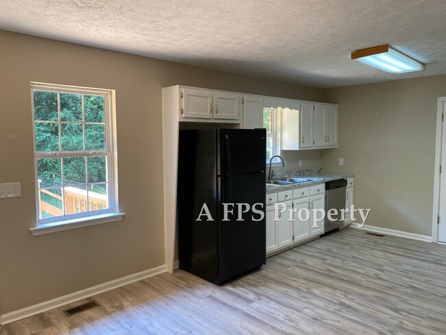 Building Photo - 184 Pine St SW