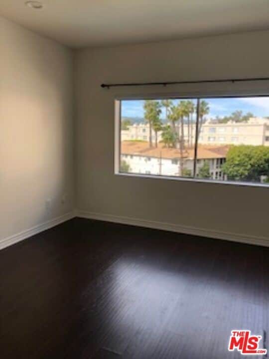 Building Photo - 622 S Barrington Ave