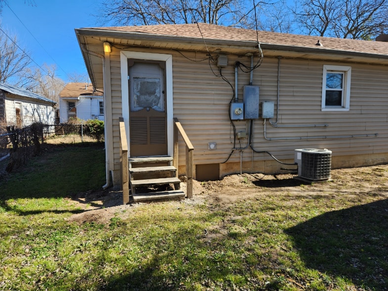 Building Photo - 607 3rd Ave NW