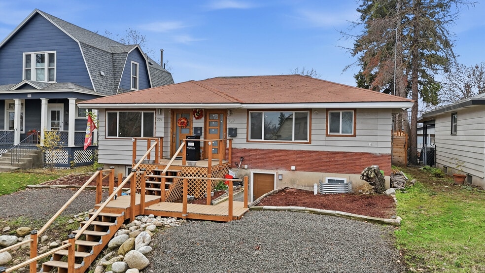 Primary Photo - 729 W Augusta Ave