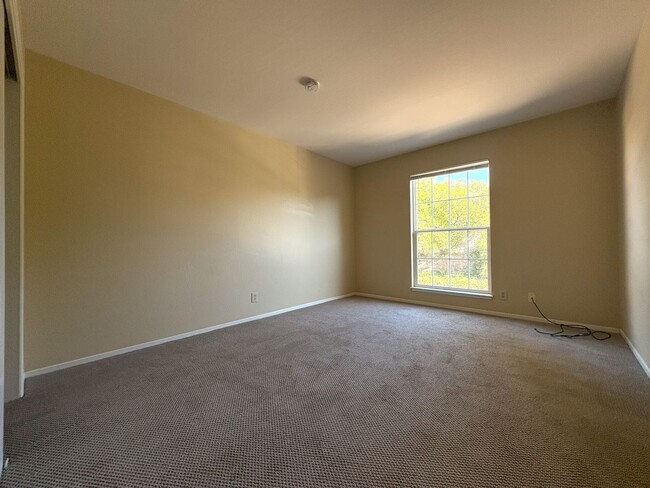 Building Photo - Spacious & Bright 3-Bedroom Condo in Menlo...