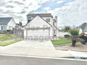 Building Photo - ***Beautiful 3 bed / 2.5 bath House in a N...
