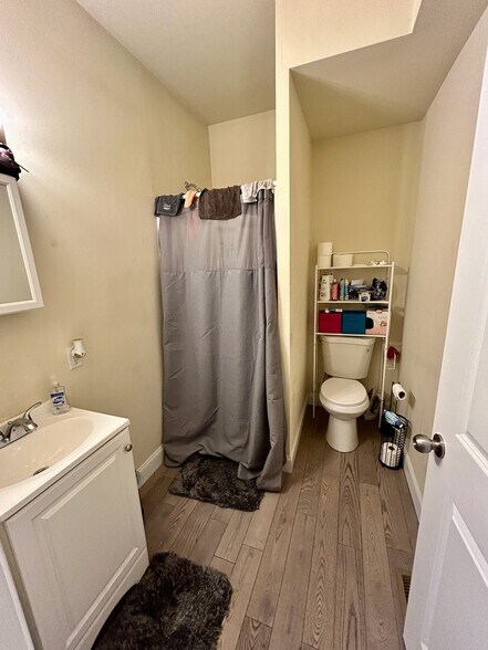 private bathroom - 1626 N Willington St