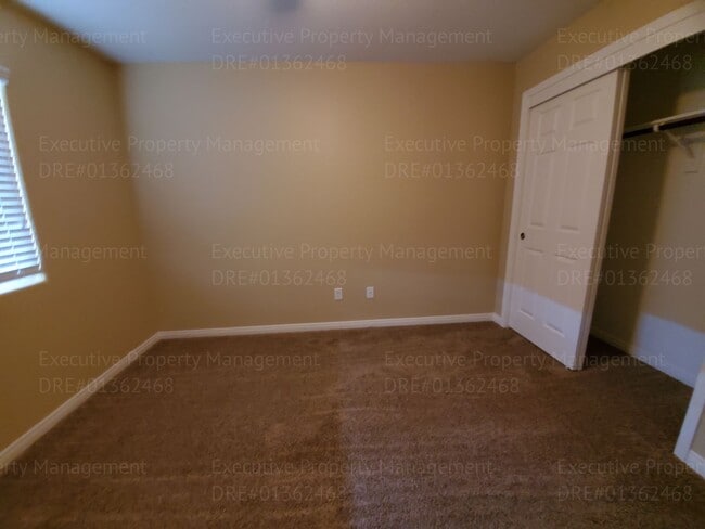 Building Photo - Spacious 4 bedroom 2 bathroom home