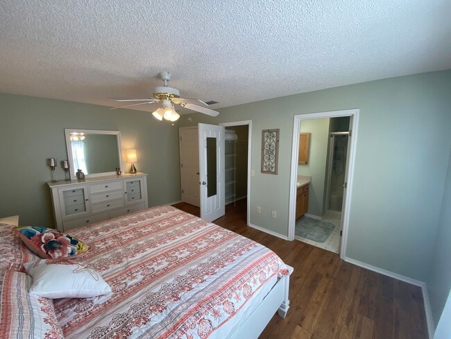 Building Photo - Beautiful 2 + 2 Villa, Turnkey ANNUAL Leas...