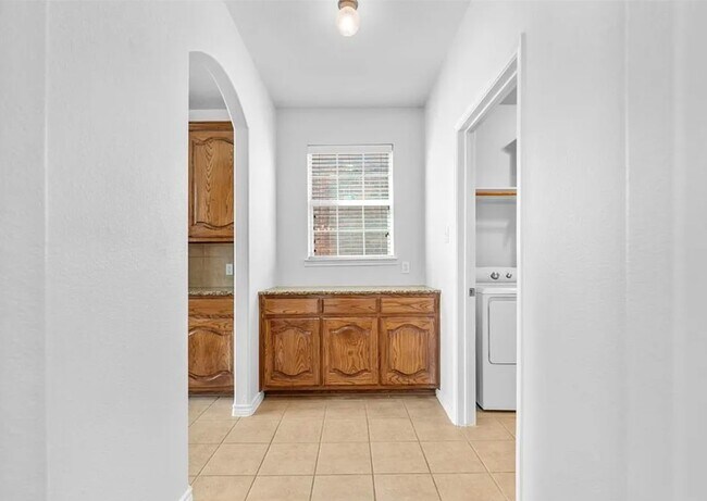 Building Photo - 8404 Hitching Tr