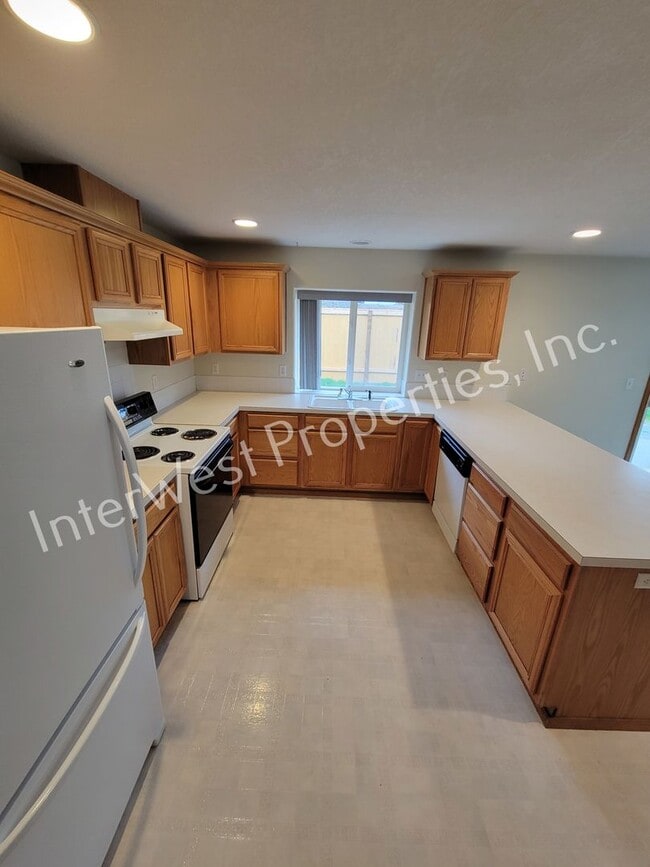 Building Photo - Tigard 3 Bd 2ba Ranch Style Home on Flag L...